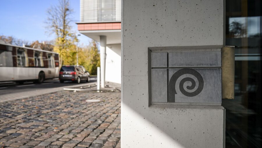 Logo der Deutschen Bischofskonferenz an einer Säule neben dem Eingang zum Sekretariat der DBK / © Julia Steinbrecht (KNA)