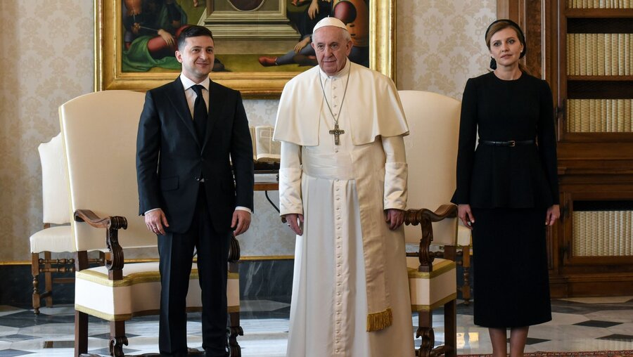 Wolodymyr Selenskyj und seine Ehefrau Olena bei Papst Franziskus im Jahr 2020 / © Paolo Galosi/Romano Siciliani (KNA)