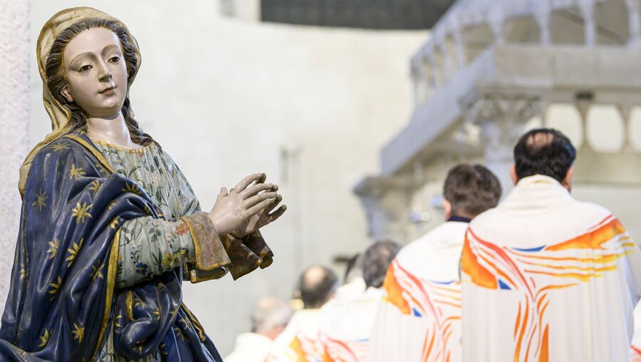 Italienische Bischöfe hinter einer Madonnenfigur / © Cristian Gennari/Romano Siciliani (KNA)