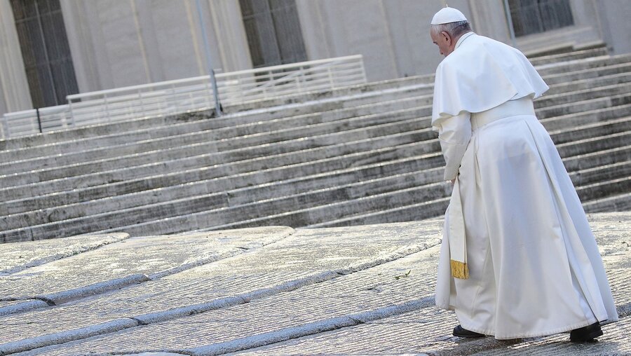 Papst Franziskus geht allein über den Petersplatz / © Evandro Inetti/Romano Siciliani (KNA)