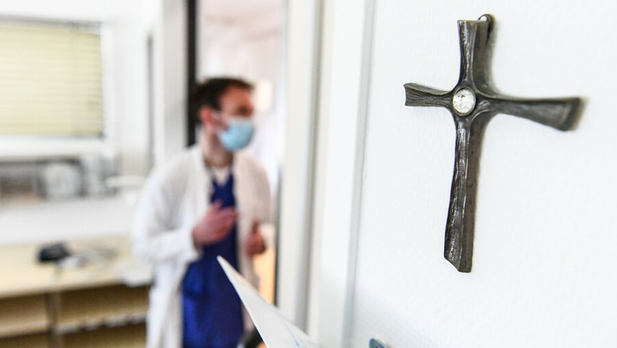Ein Kreuz hängt an der Wand in einem Krankenhauszimmer / © Harald Oppitz (KNA)