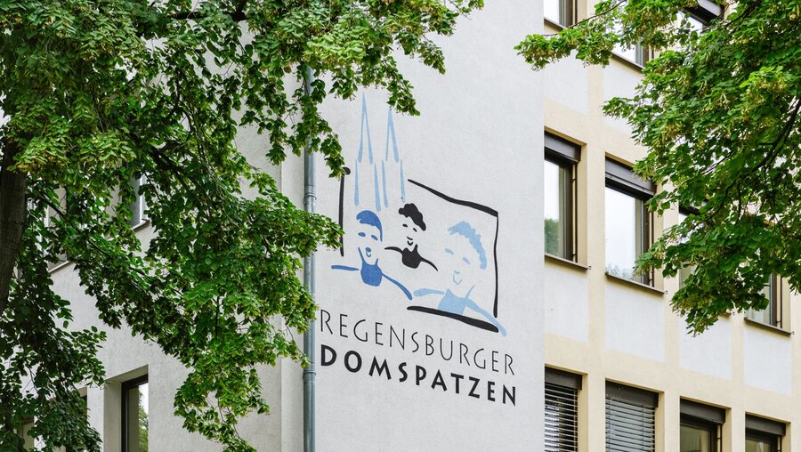 Wandschriftzug auf dem Gelände der Regensburger Domspatzen / © Dieter Mayr (KNA)