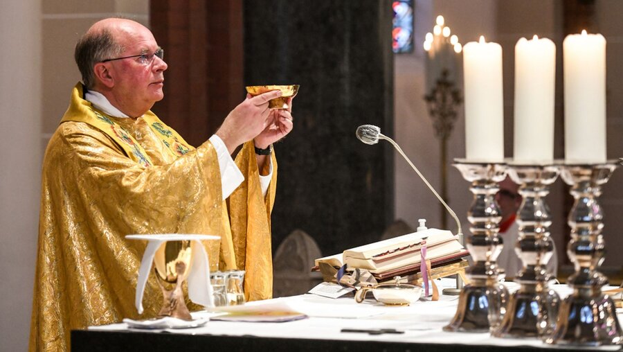 Priester bei der Eucharistiefeier / © Harald Oppitz (KNA)