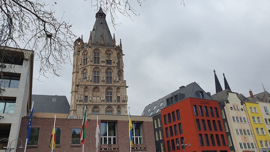Turm des Historischen Rathauses in Köln mit dem Carillon in der Turmlaterne / © Jan Hendrik Stens (DR)