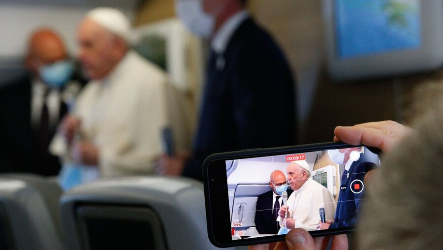  Papst Franziskus im Flugzeug (Archiv) / © Paul Haring (KNA)