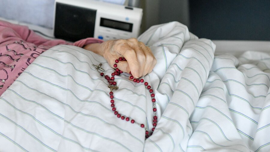 Patientin betet auf der Palliativstation / © Harald Oppitz (KNA)