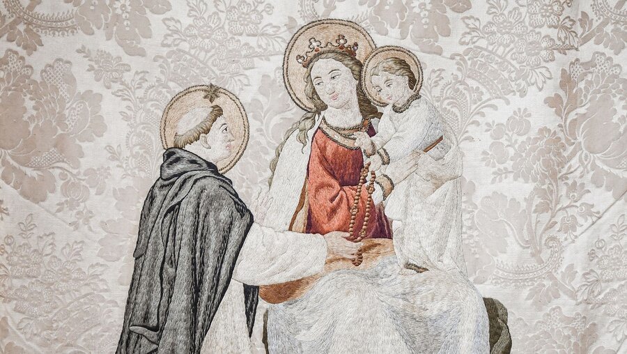 Eine Fahne zeigt den heiligen Dominikus kniend vor der Muttergottes mit Jesuskind / © Julia Steinbrecht (KNA)