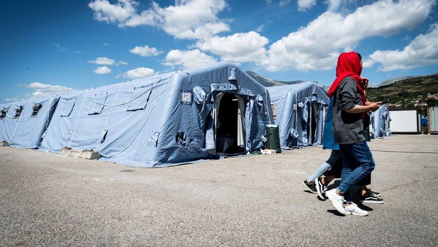Menschen in einem Flüchtlingslager / © Cristian Gennari/Romano Siciliani (KNA)