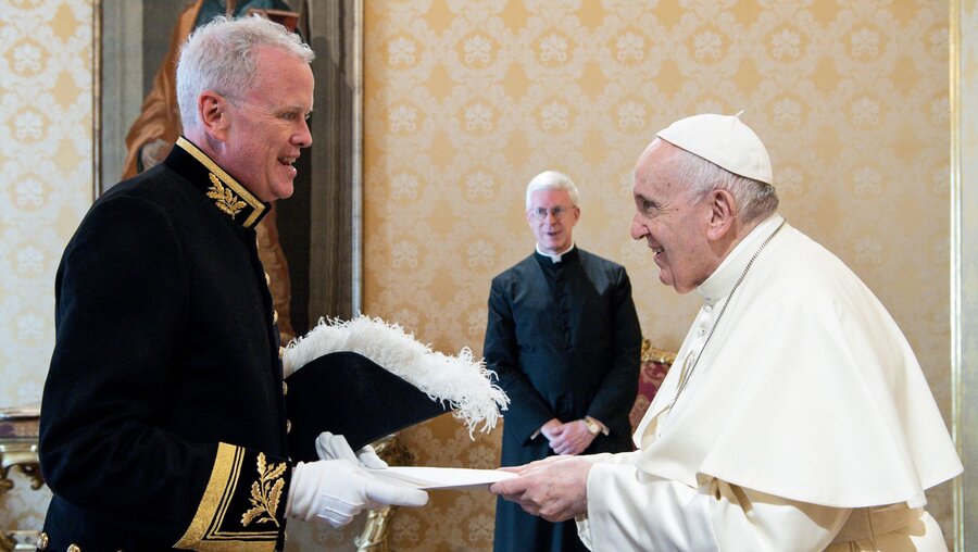 Christopher John Trott (l.) und Papst Franziskus / © Vatican Media/Romano Siciliani (KNA)