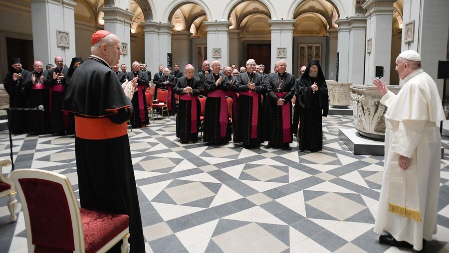 Papst Franziskus und ungarische Bischöfe (Archiv) / © Vatican Media/Romano Siciliani (KNA)