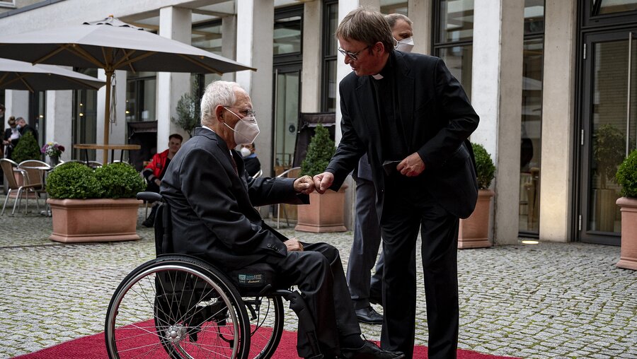 Wolfgang Schäuble und Prälat Karl Jüsten 2021 in Berlin / © Fabian Sommer (KNA)