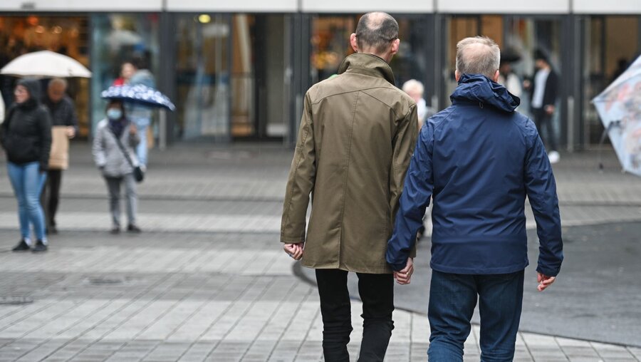 Homosexuelles Paar in der Fußgängerzone / © Harald Oppitz (KNA)