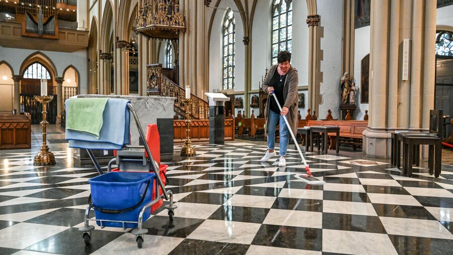 Ein Reinigungskraft in einer Kirche / © Harald Oppitz (KNA)