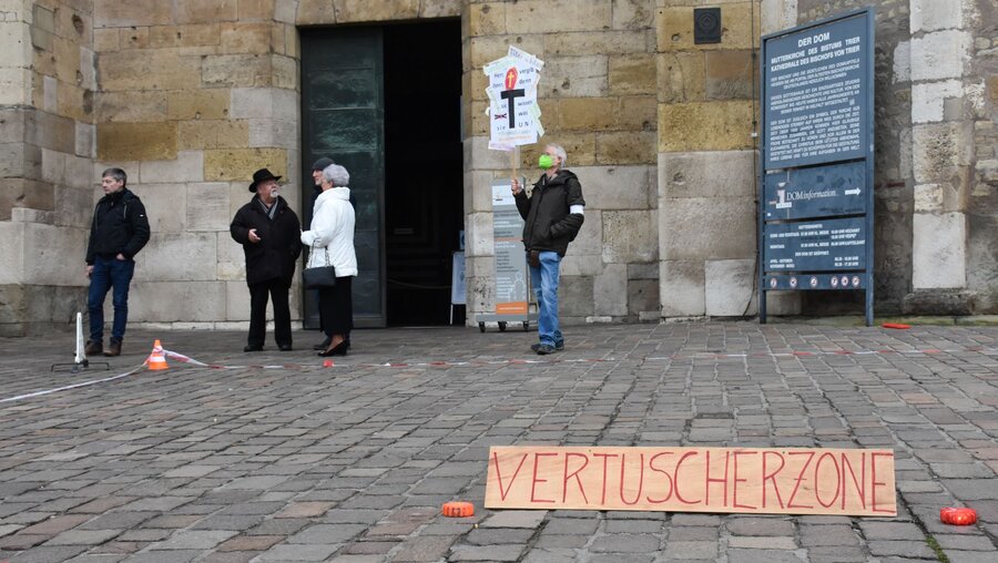 Demonstration des Vereins "Missbrauchsopfer im Bistum Trier" (Missbit) am 16. Dezember 2021 vor dem Dom in Trier / © Anna Fries (KNA)