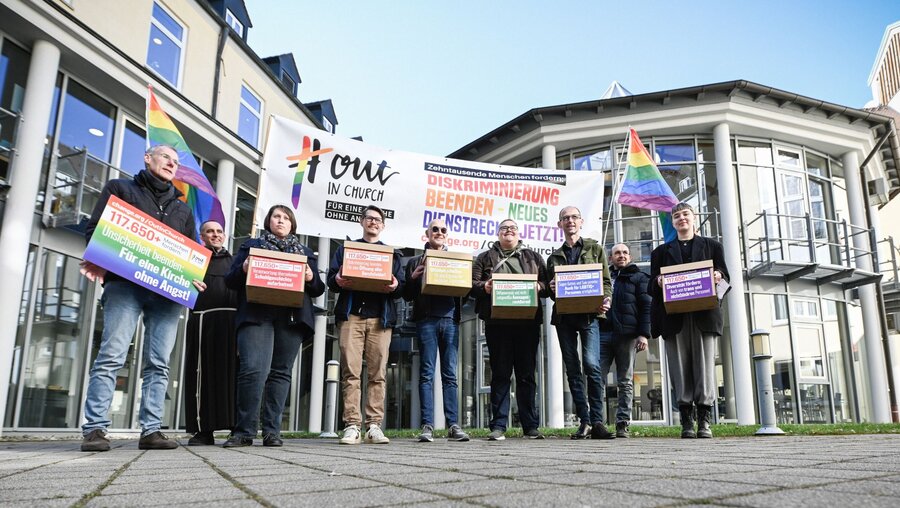 Mitglieder der Initiative #outinchurch übergeben eine Petition an die deutschen Bischöfe / © Julia Steinbrecht (KNA)