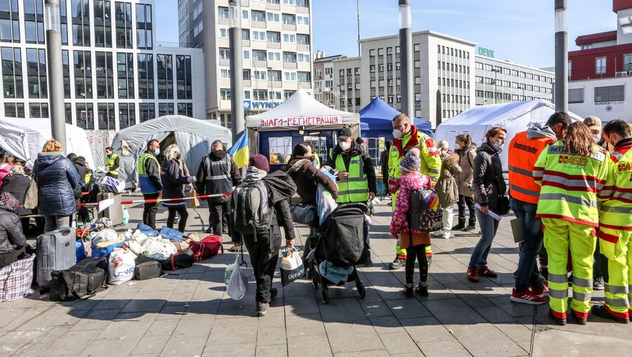 Flüchtlinge aus der Ukraine werden am Kölner Hauptbahnhof von Freiwilligen Helfern empfangen, / © Adelaide Di Nunzio (KNA)