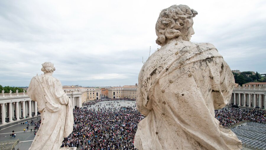 Menschen auf dem Petersplatz / © Vatican Media/Romano Siciliani (KNA)