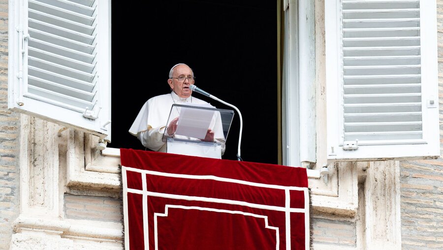 Papst Franziskus steht am Fenster des Apostolischen Palasts / © Vatican Media/Romano Siciliani (KNA)