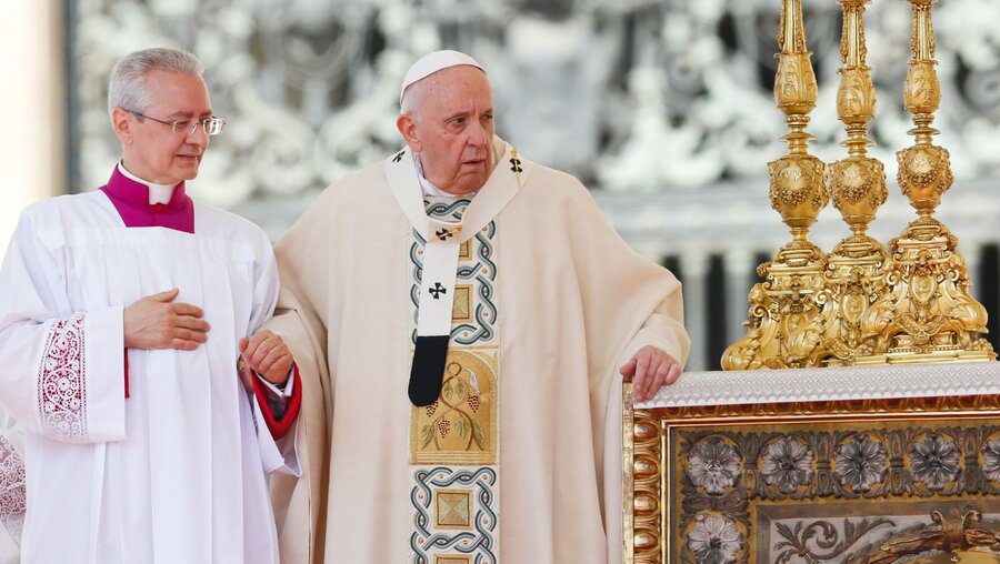 Papst Franziskus während der Heiligsprechung / © Paul Haring (KNA)