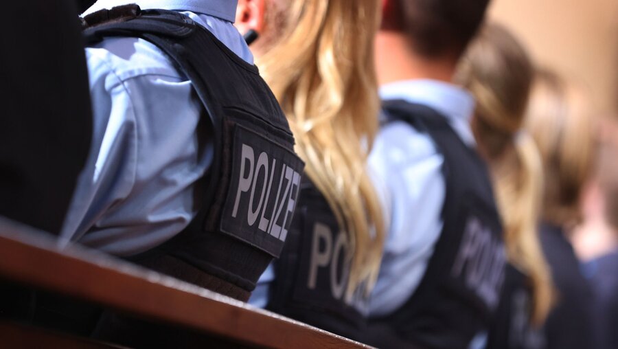 Polizeibeamte in einer Kirchenbank / © Karl-Josef Hildenbrand/dpa-Pool (KNA)