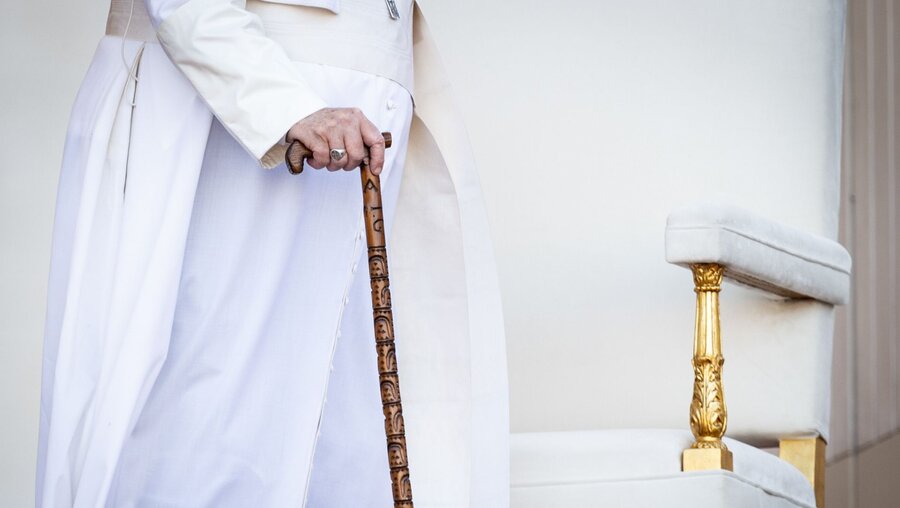 Papst Franziskus geht an einem Stock / © Cristian Gennari/Romano Siciliani (KNA)