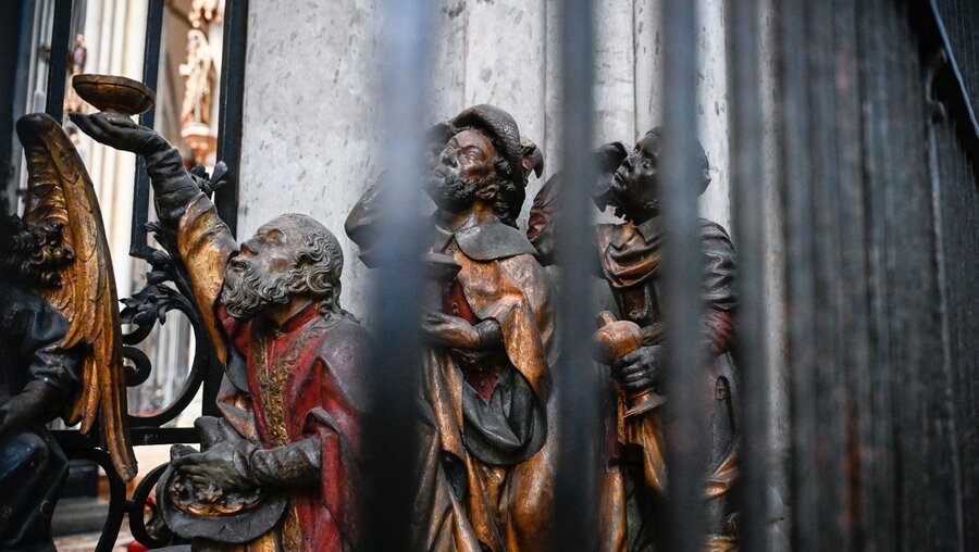 Figuren der Heiligen Drei Könige hinter einem Gitter im Chorraum des Kölner Doms / © Julia Steinbrecht (KNA)