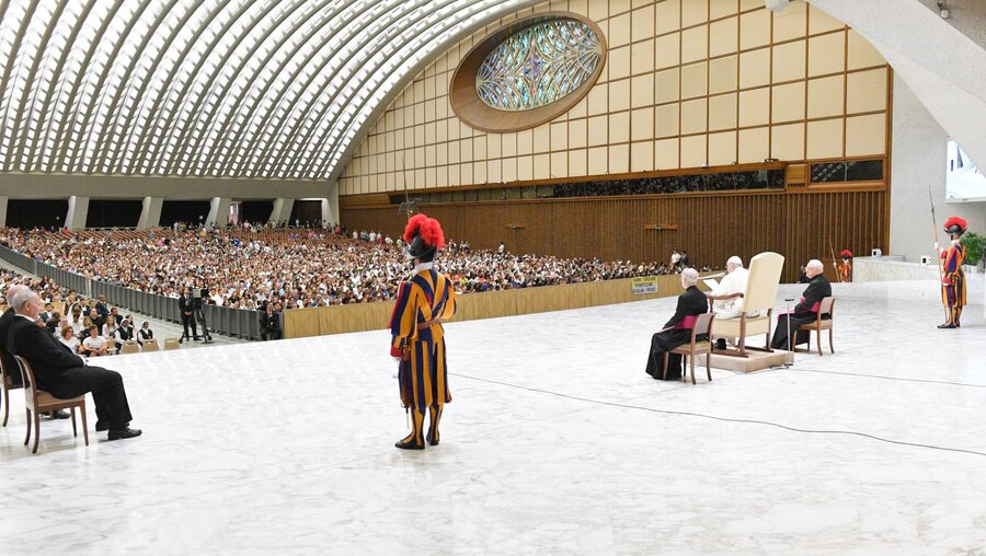 Generalaudienz mit Papst Franziskus in der Synodenaula / © Vatican Media/Romano Siciliani (KNA)