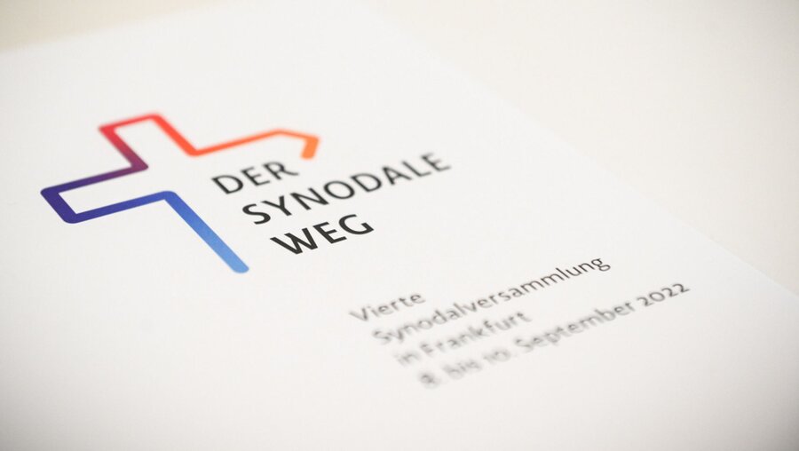 Unterlagen zum Synodalen Weg / © Julia Steinbrecht (KNA)