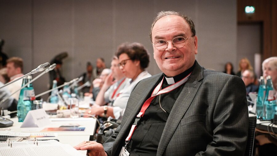 Bischof Bertram Meier bei der vierten Synodalversammlung / © Julia Steinbrecht (KNA)