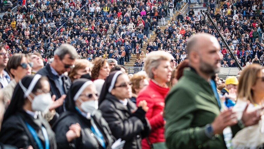Symbolbild Gläubige bei einer Papstmesse / © Cristian Gennari/Romano Siciliani (KNA)