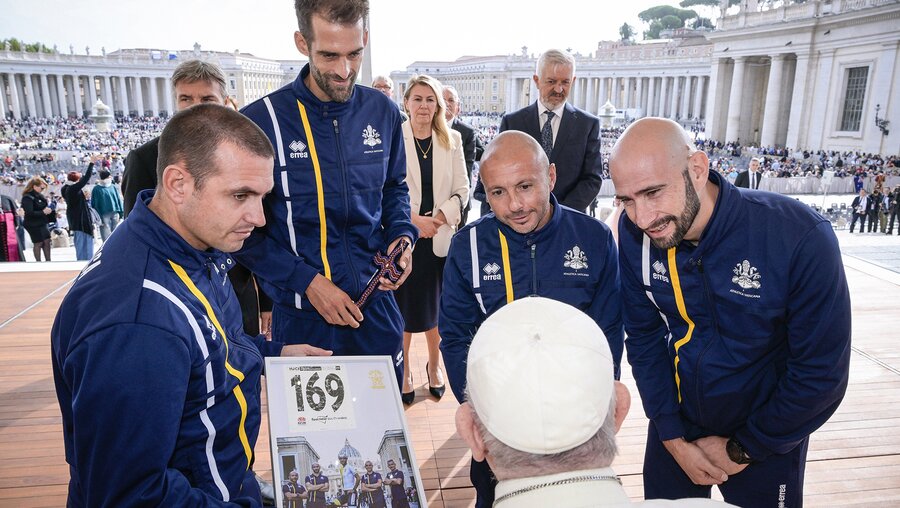 Papst Franziskus begrüßt Mitglieder des Sportvereins des Vatikan "Athletica Vaticana" / © Vatican Media/Romano Siciliani (KNA)