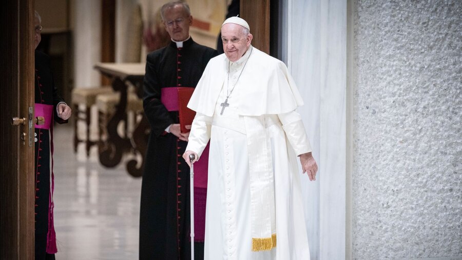 Papst Franziskus mit Stock / © Cristian Gennari/Romano Siciliani (KNA)