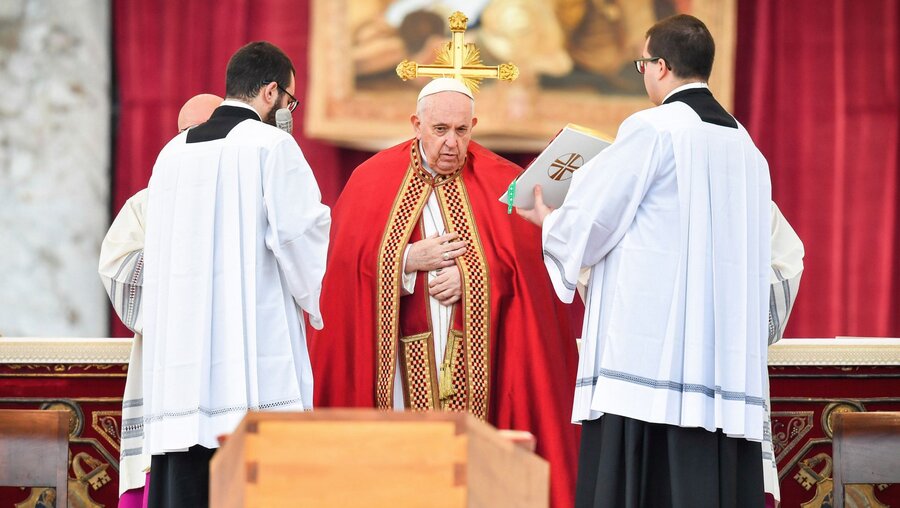 Papst Franziskus begeht den Trauergottesdienst während der Totenmesse für den emeritierten Papst Benedikt XVI. / © Vatican Media/Romano Siciliani (KNA)