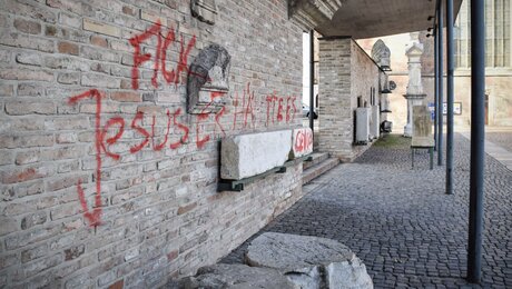 Graffito gegen Jesus an einer Wand vor dem Augsburger Dom / © Christopher Beschnitt (KNA)