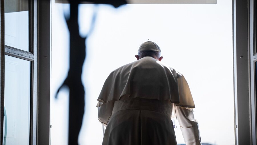 Rückansicht von Papst Franziskus / © Vatican Media/Romano Siciliani (KNA)