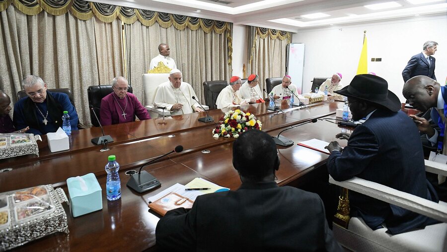 Papst Franziskus und Iain Greenshields (l.), sowie Justin Welby (2.v.l) zu Besuch bei Salva Kiir Mayardit (2.v.r.), Präsident des Südsudan  / © Paul Haring/CNS photo (KNA)