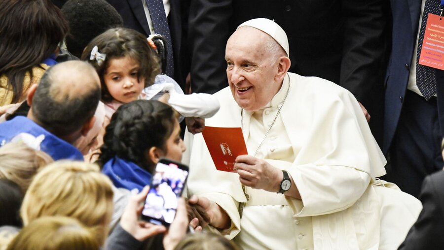  Papst Franziskus empfängt Korridor-Geflüchtete
 / © Paolo Galosi/Romano Siciliani (KNA)