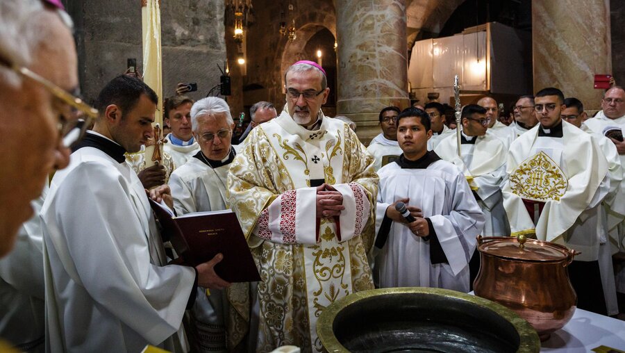 Erzbischof Pierbattista Pizzaballa, Lateinischer Patriarch von Jerusalem, spricht während der Ostervigil in der Grabeskirche in Jerusalem / © Andrea Krogmann (KNA)