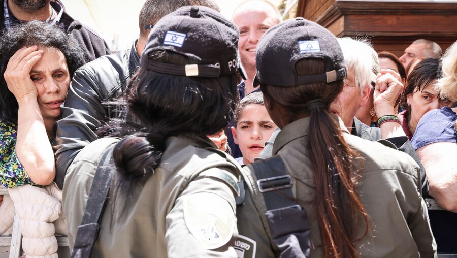 Israelische Sicherheitskräfte an einer Absperrung vor wartenden Christen und Pilgern / © Andrea Krogmann (KNA)
