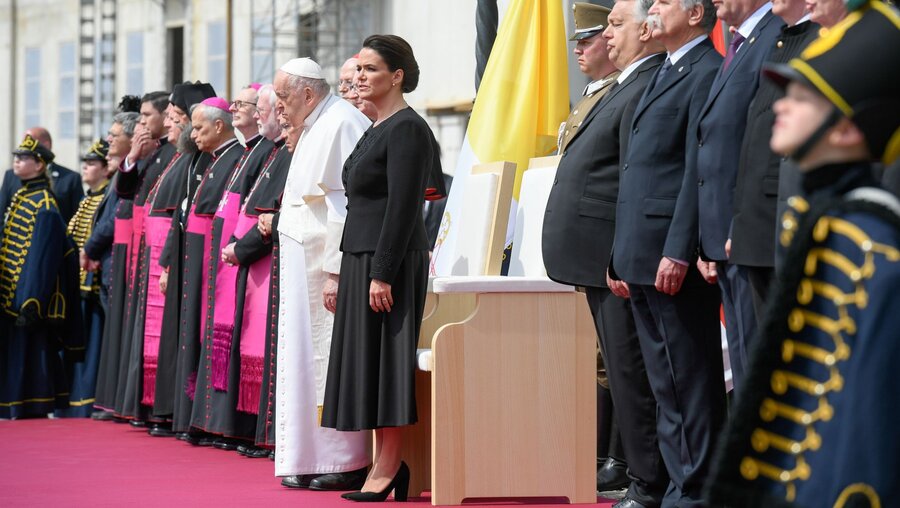 Willkommenszeremonie für Papst Franziskus mit Katalin Novak, Staatspräsidentin von Ungarn, am Sandor-Palast in Budapest / © Vatican Media/Romano Siciliani (KNA)