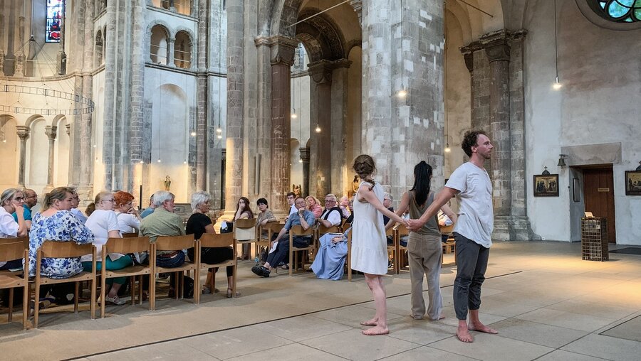 Tänzer Leo Gnatzy (r.) bei der Tanzperformance "Zwischen Himmel und Erde" in der Kirche Groß Sankt Martin in Köln. / © Nicola Trenz (KNA)
