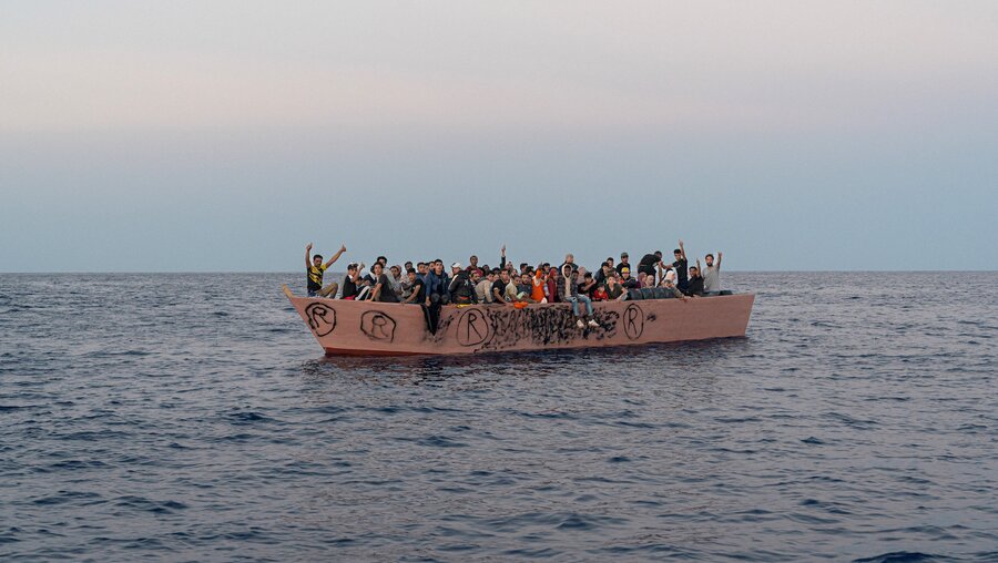 Überfülltes Flüchtlingsboot auf dem Mittelmeer / © Francesco Pistilli/Emergency.it (KNA)