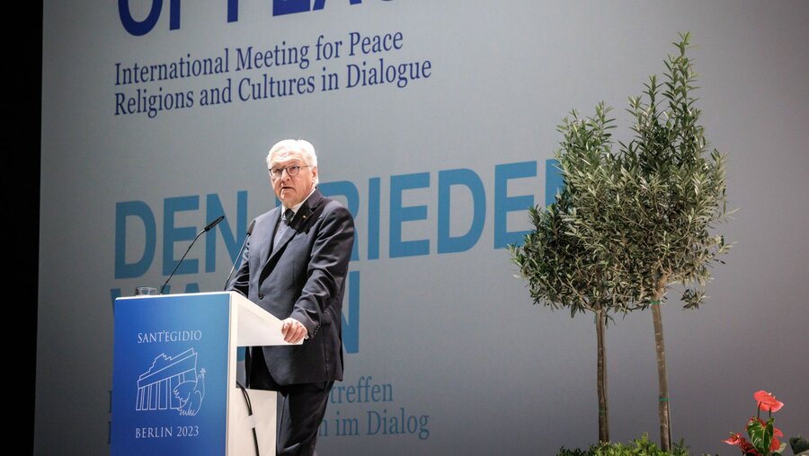 Bundespräsident Frank-Walter Steinmeier spricht bei der Eröffnungsveranstaltung des 37. Internationalen Friedenstreffen der Gemeinschaft SantEgidio / © Gordon Welters (KNA)