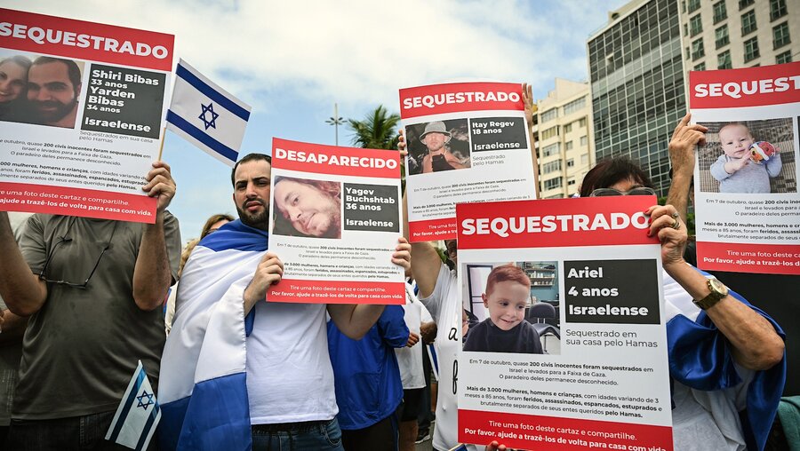 Bei einer Demonstration in Solidarität mit Israel am 15. Oktober 2023 in Rio de Janeiro halten Menschen Plakate mit Bildern und Daten von Personen, die mutmaßlich von der terroristischen Organisation Hamas entführt worden sind. / © Tobias Käufer (KNA)