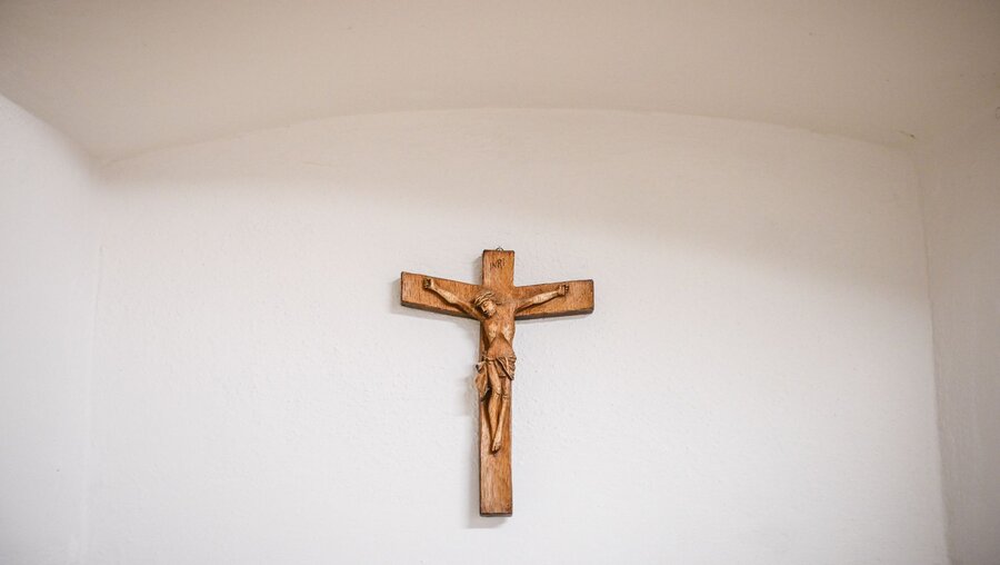 Ein Kreuz an der Wand / © Julia Steinbrecht (KNA)