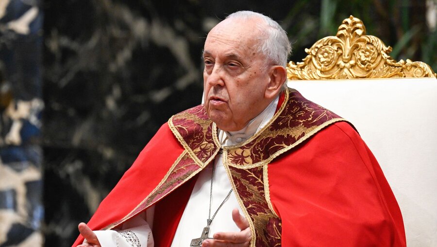 Papst Franziskus mit skeptischen Blick / © Vatican Media/Romano Siciliani (KNA)