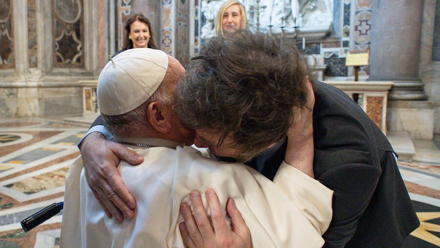 Papst Franziskus umarmt Javier Milei im Petersdom / © Romano Siciliani (KNA)