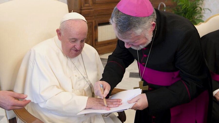 Papst Franziskus gibt beim Ad limina-Besuch der belgischen Bischöfe im November dem Weihbischof Jean Kockerols vom Erzbistum Mecheln-Brüssel seinen Handabdruck. (VM)