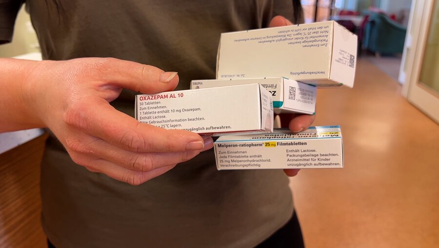 Eine Handvoll Medikamentenpackungen / © Ina Rottscheidt (DR)