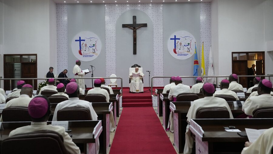 Kinshasa: Papst Franziskus beim Abschluss seiner Reise spricht mit Bischöfen / © Gregorio Borgia/AP (dpa)